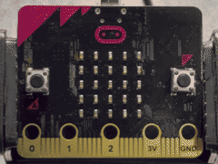 micro:bit でサイコロゲームを遊ぶ様子