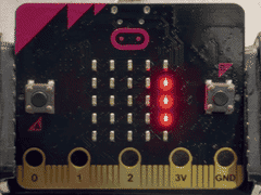micro:bit で体内時計チャレンジゲームを遊ぶ様子