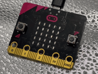 micro:bit でコンパス（英字）を動かす様子