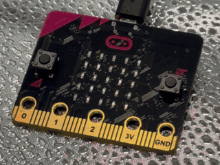 micro:bit で万歩計を動かす様子