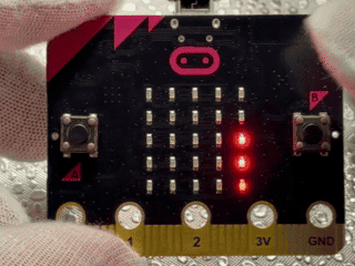 micro:bit で温度へんかLEDグラフを動かす様子