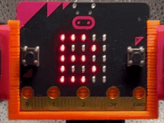 micro:bit で真ん中にみかんをおこう！ゲームを遊ぶ様子