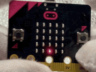 micro:bit で温度へんかLEDグラフを動かす様子