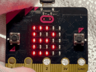 おに豆シューティングゲームを遊ぶ様子