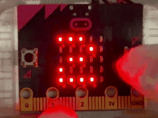 マイクロビットで1桁フラッシュ暗算チャレンジを実行している様子