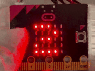 マイクロビットで1桁フラッシュ暗算チャレンジ（操作方法ちがいバージョン）を実行している様子
