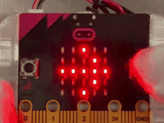 マイクロビットで図形比べ○×クイズ（△・◇・□）を実行している様子