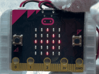 10秒勝負！ふって金魚すくいをmicro:bitで動かしているようす